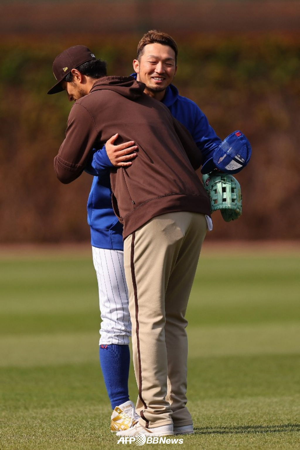26일(한국시간) 샌디에이고와 시카고 컵스의 경기를 앞두고 인사를 나누고 있는 샌디에이고 투수 다르빗슈 유(오른쪽)와 시카고 컵스 외야수 스즈키 세이야. /AFPBBNews=뉴스1