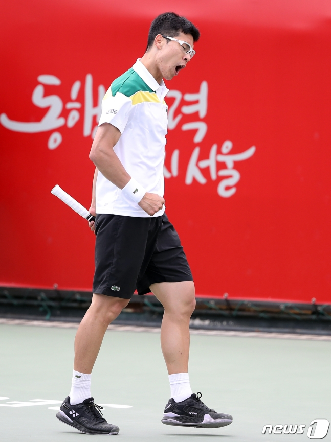 정현이 26일 서울 송파구 올림픽공원 테니스경기장에서 열린 남자프로테니스(ATP) 서울오픈챌린저 조던 톰프슨(호주)과 경기 때 위기 상황에서 벗어나자 포효하고 있다. /사진=뉴스1