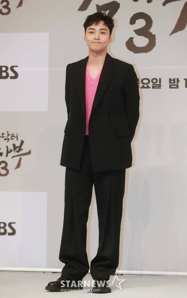 배우 김민재가 26일 오후 서울 목동 SBS에서 진행된 금토드라마 '낭만닥터 김사부3' 제작발표회에 참석해 포즈를 취하고 있다. 지방의 초라한 돌담병원을 배경으로 벌어지는 '진짜 닥터' 이야기 낭만닥터 김사부3는 오는 28일 첫 방송된다. /2023.04.26 /사진=이동훈 기자 photoguy@