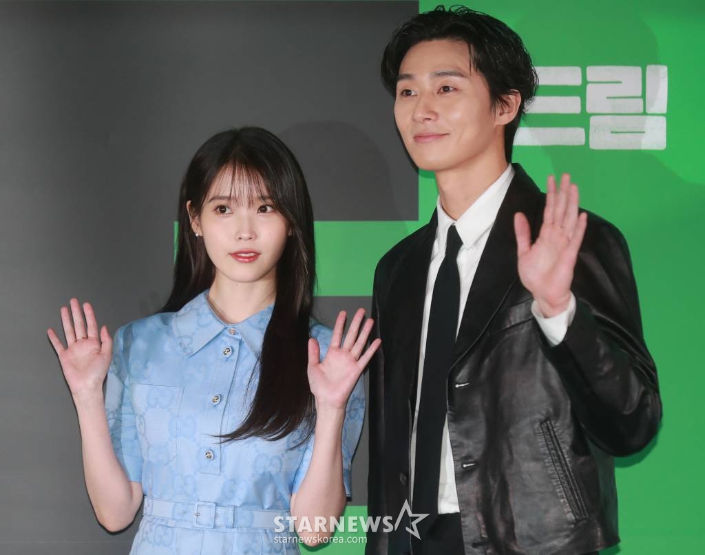 배우 아이유, 박서준이 17일 오후 서울 메가박스 코엑스에서 진행된 영화 '드림'(감독 이병헌) 언론시사회에 참석해 포즈를 취하고 있다. 개념없는 전직 축구선수 홍대(박서준)와 열정 없는 PD 소민(이지은)이 오합지졸 선수들과 홈리스 월드컵에 도전하는 이야기를 유쾌하게 그린 코미디 영화 '드림'은 오는 26일 개봉한다. /2023.04.17 /사진=이동훈 기자 photoguy@
