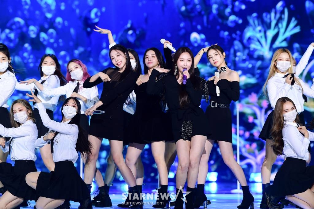 걸그룹 브레이브걸스(BraveGirls)가 25일 오후 진행된 2021 SBS 가요대전에서 멋진 무대를 펼치고 있다. /사진제공=SBS 2021.12.25 /사진=이동훈 기자 photoguy@