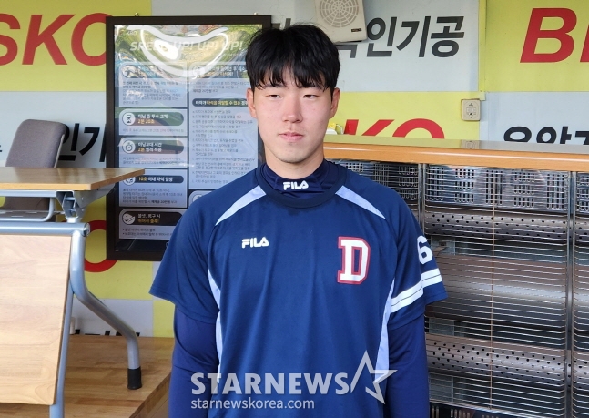 두산 김유성이 27일 1군 등록 후 취재진과 인터뷰를 하고 있다. /사진=안호근 기자
