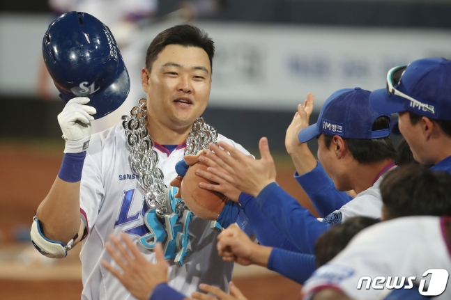 삼성 오재일(왼쪽)이 27일 두산전 역전 만루홈런을 날리고 기뻐하고 있다. /사진=뉴스1