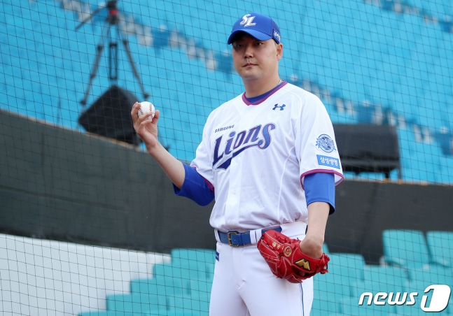 트레이드 직후 대구삼성라이온즈파크를 찾아 취재진 앞에서 포즈를 취하고 있는 김태훈. /사진=뉴스1