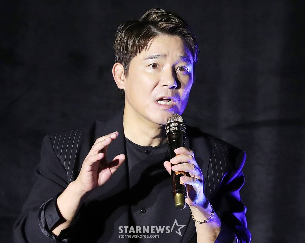 가수 임창정이 1일 오후 서울 영등포구 영등포CGV에서 진행된 정규 17집 '별거 없던 그 하루로' 쇼케이스에 참석해 인사말을 하고 있다. '별거 없던 그 하루로'는 임창정이 2020년 '힘든 건 사랑이 아니다' 이후 1년 만에 발매하는 정규 17집으로, 동명 타이틀 곡 '별거 없던 그 하루로'와 후속 타이틀 곡 '나는 트로트가 싫어요'를 포함해 총 10곡의 신곡이 담겼다. 2021.11.01 /사진=김창현 기자 chmt@