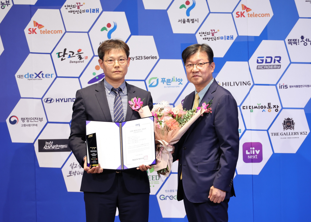 ‘2023 국가대표 브랜드 대상 시상식’에서 (왼쪽부터)골프존 GDR아카데미 안웅기 상무, 매경비즈 장종회 대표가 기념사진을 촬영하고 있다.