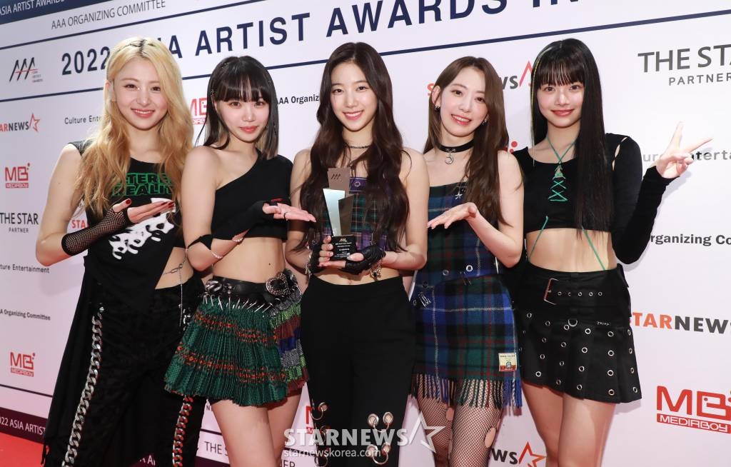 걸그룹 르세라핌이 13일 오후 일본 나고야 니혼가이시홀에서 열린 스타뉴스-미디어보이 주최 '2022 Asia Artist Awards IN JAPAN'(2022 아시아 아티스트 어워즈, 이하 2022 AAA)에서 AAA 신인상을 수상한 뒤 포즈를 취하고 있다.  스타뉴스와 미디어보이가 주최하고 Asia Artist Awards 조직위원회와 더스타파트너, 컬쳐 엔터테인먼트가 공동 주관하는 글로벌 NO.1 시상식 '2022 AAA'에는 올 한 해 동안 국내외에서 많은 사랑을 받은 가수, 배우들이 참석해 눈을 뗄 수 없는 화려한 글로벌 축제의 장을 펼친다. 2022.12.13f /사진=이동훈 기자 photoguy@
