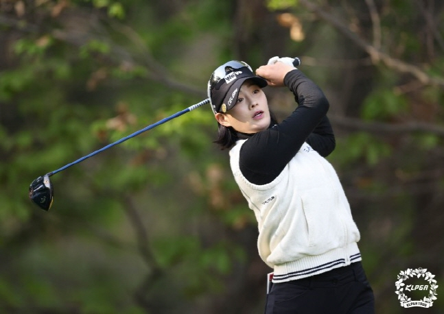 박결이 28일 KLPGA 챔피언십 2라운드에서 티샷을 하고 있다. /사진=KLPGA