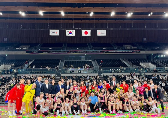 올스타 한일 교류전서 단체사진을 찍은 양 팀 선수들. /사진=WKBL 제공