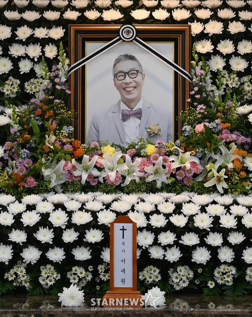 개그맨 故 서세원의 빈소가 30일 서울 송파구 아산병원 장례식장에 마련돼 있다. 고 서세원은 지난 20일 오후 캄보디아 프놈펜 미래 폴리클리닉(MiRae Polyclinic)에서 링거 주사를 맞다 심정지로 사망했다. 향년 67세. 발인은 5월 2일이다. / 사진공동취재단 /사진=김창현 기자 chmt@