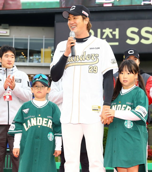 김광현(가운데)./사진=SSG 랜더스
