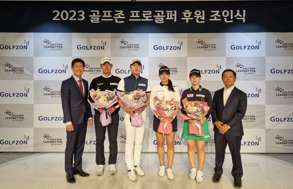 골프존이 골프존 레드베터 아카데미 소속의 (왼쪽 두 번째부터)한재민, 심관우, 김규리, 황예나 선수를 올해의 후원선수로 선정하고 적극 지원에 나선다고 밝혔다.