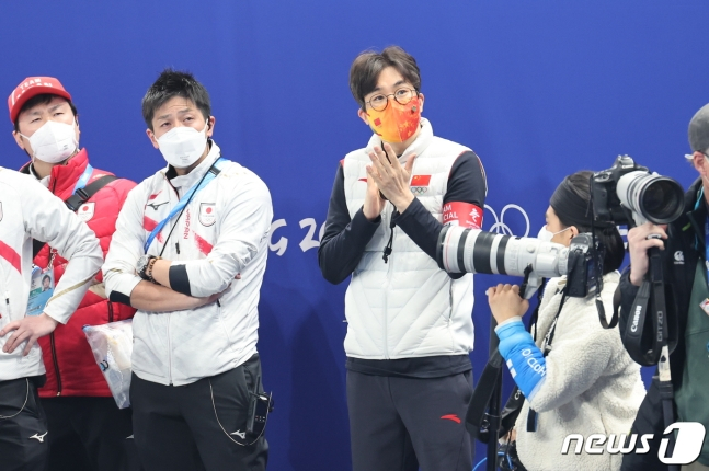 김선태 감독(가운데)이 2022년 2월 11일 중국 베이징 수도실내체육관에서 열린 2022 베이징 동계올림픽 쇼트트랙 남자 5000m 계주 준결승 경기에서 어드벤스 판정에 박수치고 있다./사진=뉴스1