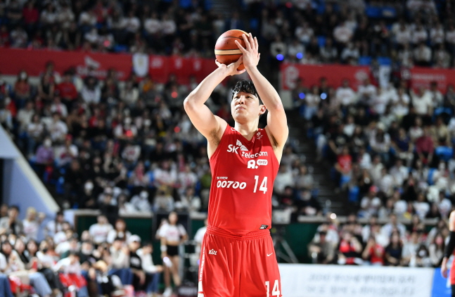 SK 최부경이 1일 KGC와 챔프전 4차전에서 슛을 던지고 있다. /사진=KBL