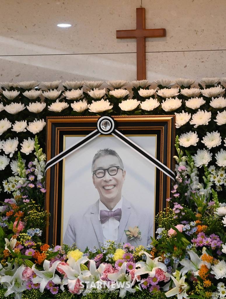 개그맨 故 서세원의 빈소가 30일 서울 송파구 아산병원 장례식장에 마련돼 있다. 고 서세원은 지난 20일 오후 캄보디아 프놈펜 미래 폴리클리닉(MiRae Polyclinic)에서 링거 주사를 맞다 심정지로 사망했다. 향년 67세. 발인은 5월 2일이다. / 사진공동취재단 /사진=김창현 기자 chmt@