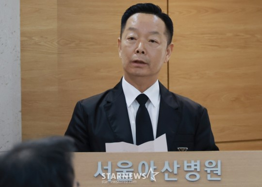 코미디언 김학래가 2일 오전 서울 송파구 풍납동 아산병원 장례식장에서 엄수된 개그맨 故 서세원 영결식에서 진행을 하고 있다. 2023.05.02 /사진=김창현 기자 chmt@