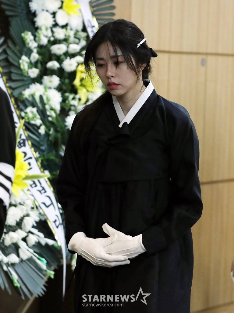 변호사 겸 방송인 서동주가 2일 오전 서울 송파구 풍납동 아산병원 장례식장에서 엄수된 개그맨 故 서세원 영결식에서 슬픔에 잠겨 있다. 고 서세원은 지난달 20일 오후 캄보디아에서 링거 주사를 맞다 사망했다. 향년 67세. 2023.05.02 /사진=김창현 기자 chmt@