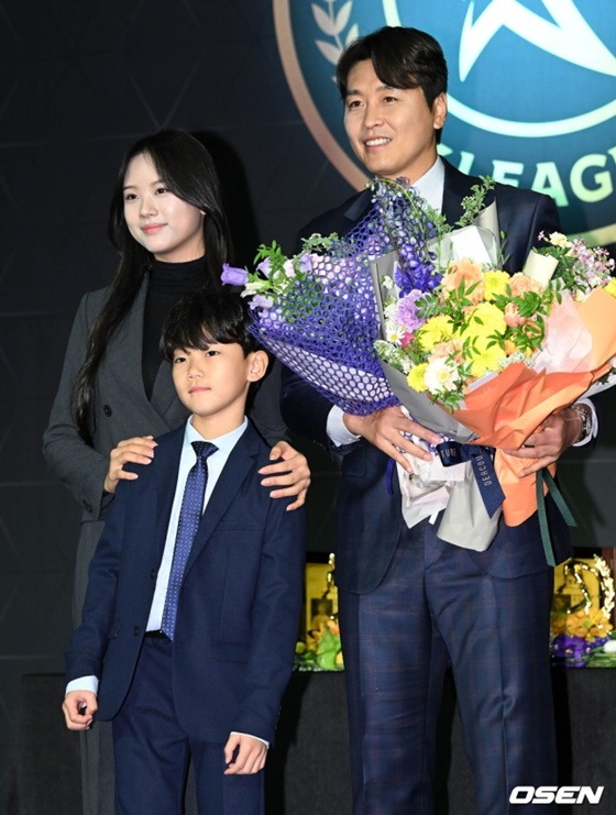 가족들의 축하를 받은 이동국(오른쪽). /사진=OSEN
