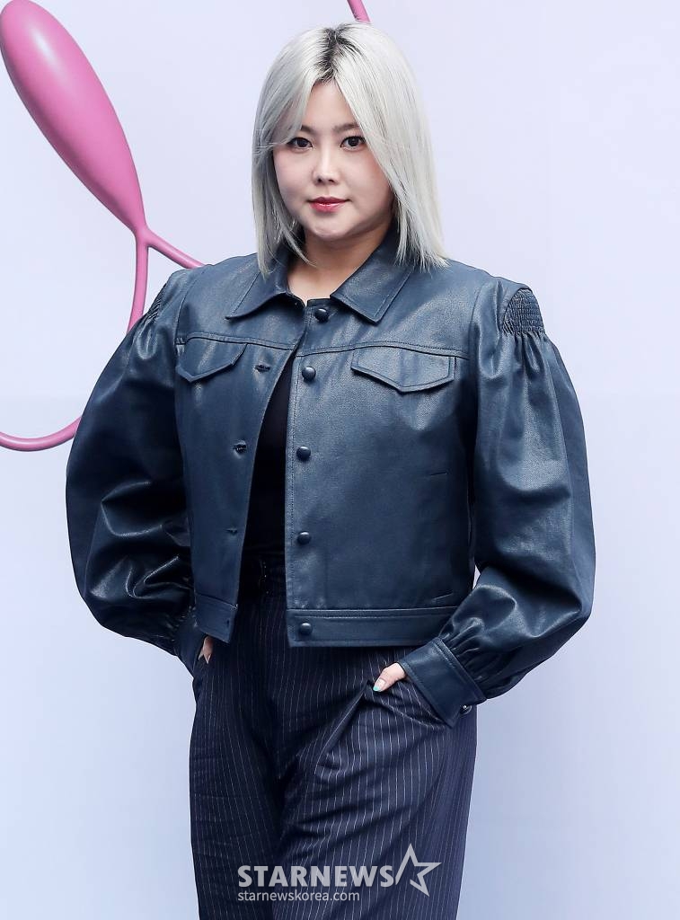 가수 솔비가 15일 서울 중구 동대문디자인플라자(DDP)에서 열린 '2023 F/W 서울패션위크' 라이 컬렉션에 참석해 포즈를 취하고 있다. 2023.03.15 /사진=김창현 기자 chmt@