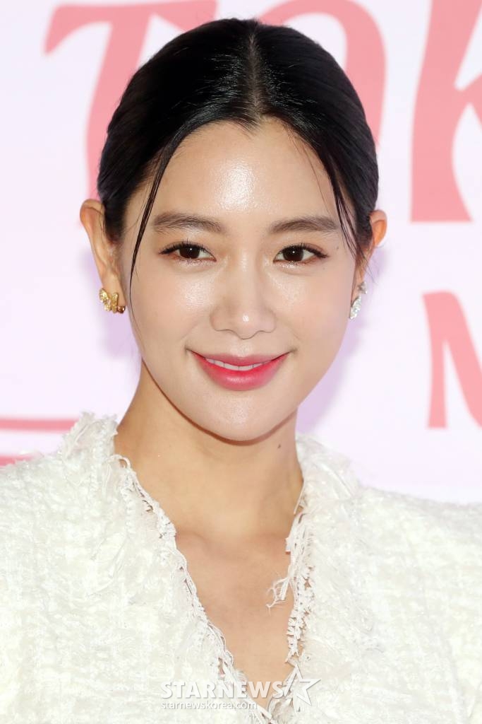 방송인 클라라가 8일 오후 서울 중구 롯데면세점에서 열린 한 브랜드 론칭 행사에 참석해 포즈를 취하고 있다. /사진=이기범 기자 leekb@