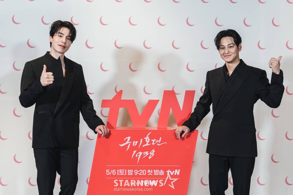 배우 이동욱, 김범이 3일 오후 온라인으로 진행된 tvN 드라마 '구미호뎐1938' 제작발표회에 참석해 포즈를 취하고 있다. /사진제공=CJENM 2023.05.03 /사진=이동훈 기자 photoguy@