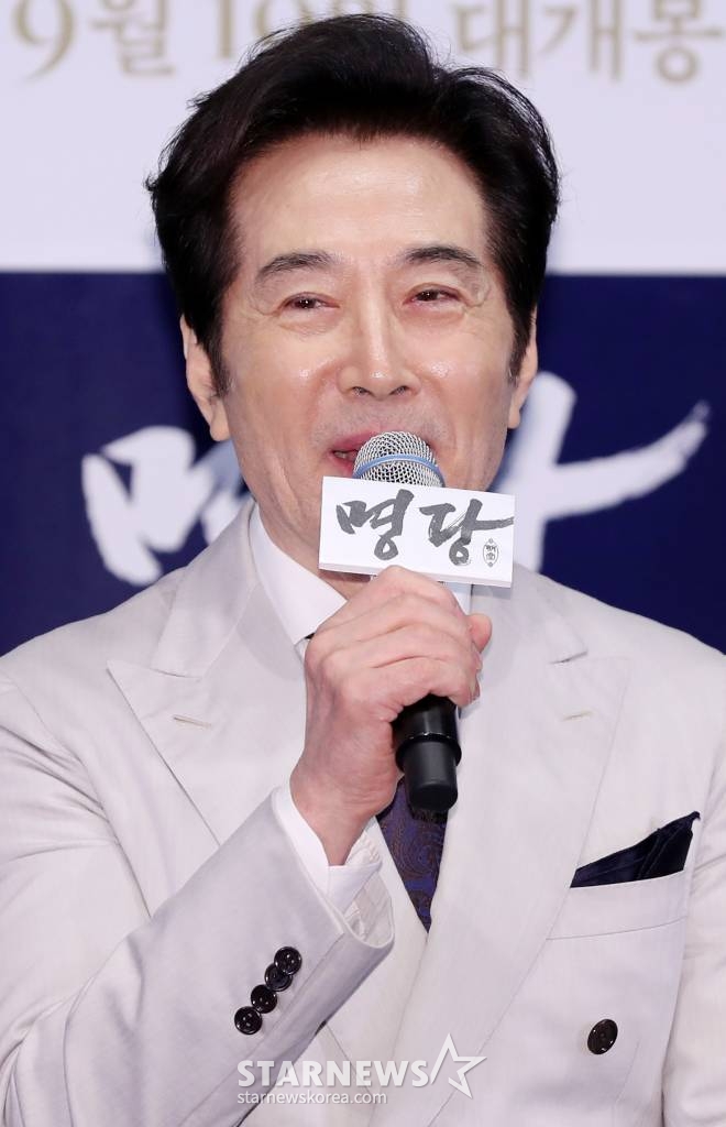 배우 백윤식이 11일 오후 서울 강남구 메가박스 코엑스에서 진행된 영화 '명당(감독 박희곤)' 언론시사회 및 기자간담회에 참석해 인사말을 하고 있다. /사진=김휘선 기자 tndejrrh123@