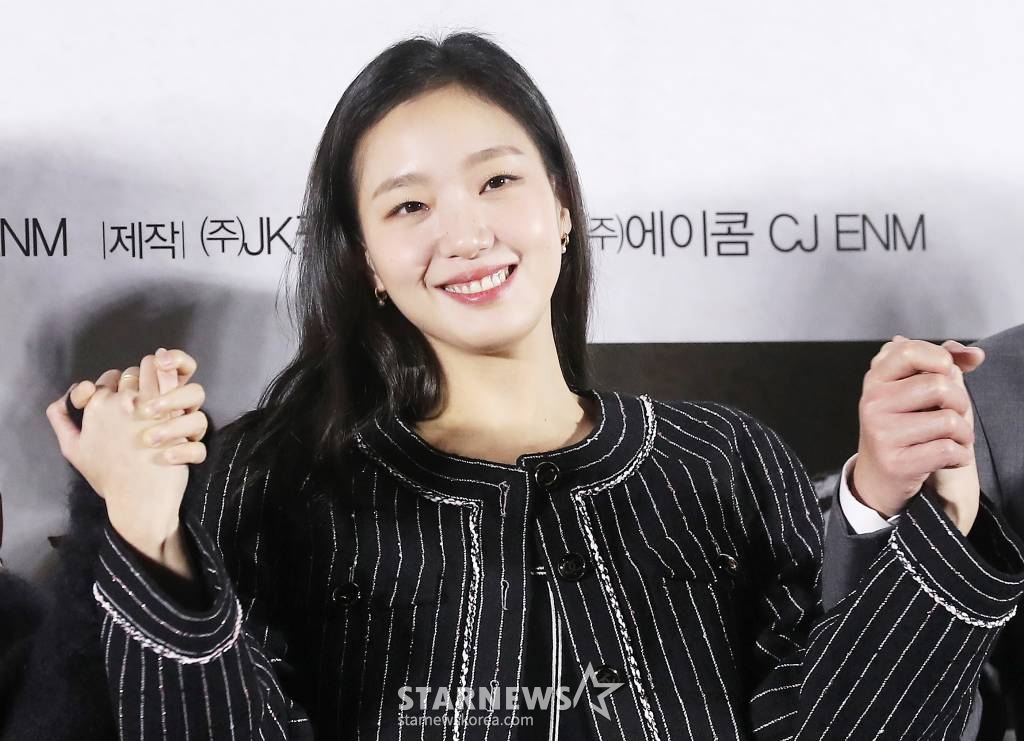 배우 김고은이 21일 오전 서울 용산구 아이파크몰 CGV에서 열린 뮤지컬 영화 '영웅' 제작보고회에 참석해 포즈를 취하고 있다. '영웅'은 1909년 10월, 하얼빈에서 이토 히로부미를 사살한 뒤 일본 법정의 사형 판결을 받고 순국한 안중근 의사가 거사를 준비하던 때부터 죽음을 맞이하던 순간까지 잊을 수 없는 마지막 1년을 그린 영화다. 오는 12월 개봉예정. 2022.11.21 /사진=김창현 기자 chmt@