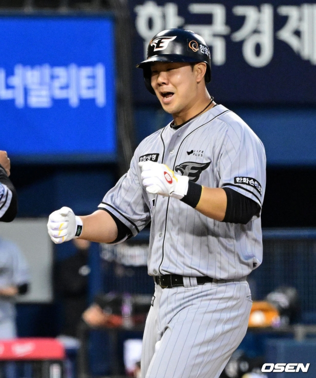 투런 홈런을 날린 뒤 포효하는 김인환. /사진=OSEN