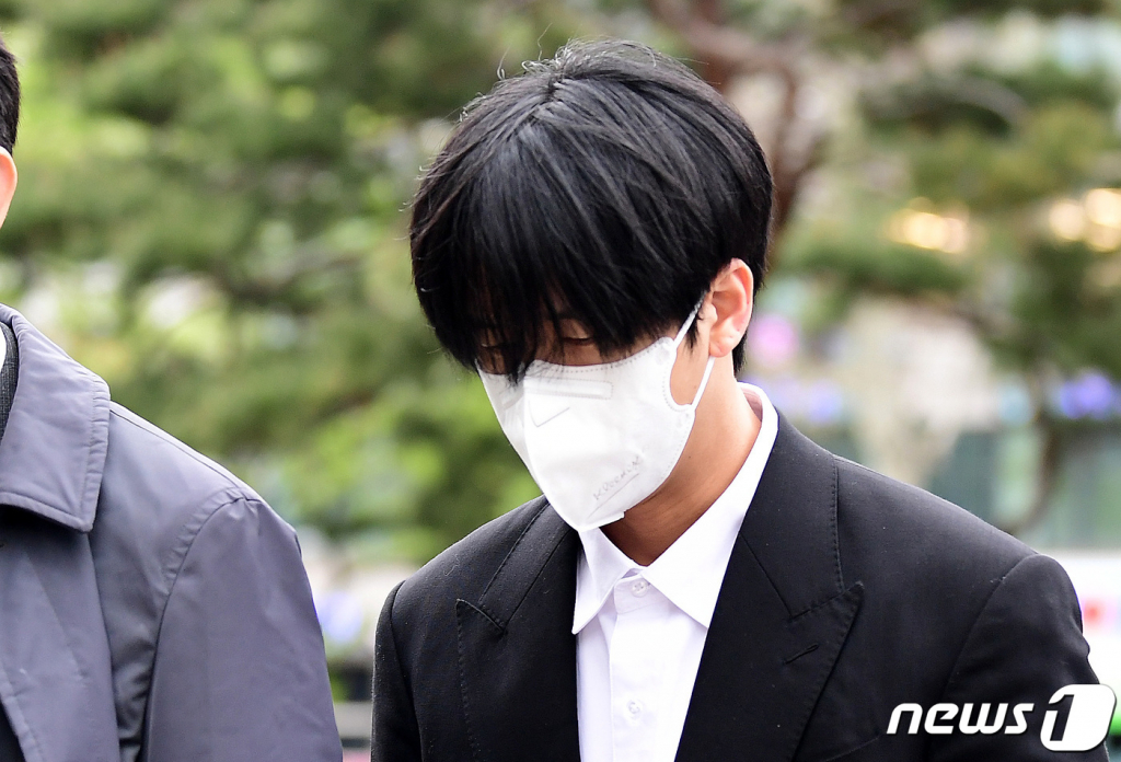 (서울=뉴스1) 이동해 기자 = 병역법 위반 혐의로 기소된 라비가 11일 오전 서울 양천구 서울남부지방법원에서 열린 1차 공판에 출석하고 있다. 가수 라비와 나플라 등은 병역 브로커 구 모 씨와 공모해 허위 뇌전증 진단을 통해 병역을 회피한 혐의로 재판에 넘겨졌다. 구 씨는 지난해 12월 구속 기소돼 현재 재판 중에 있다. (공동취재) 2023.4.11/뉴스1 Copyright (C) 뉴스1. All rights reserved. 무단 전재 및 재배포 금지.