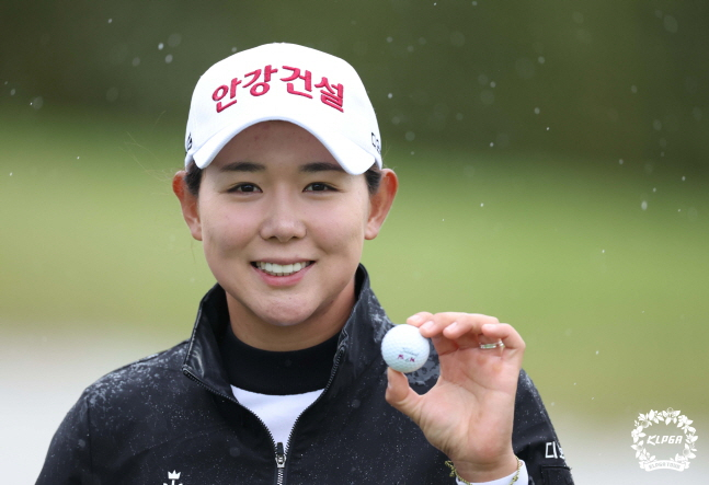 7일 KLPGA 투어 교촌 1991 레이디스오픈에서 우승을 차지한 박보겸이 공을 들고 웃고 있다. /사진=KLPGA