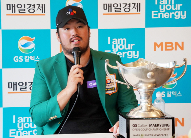우승 후 인터뷰를 하고 있는 정찬민. /사진=GS칼텍스 매경오픈 조직위원회
