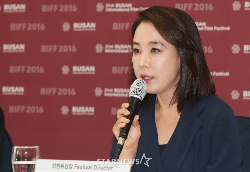 6일 오후 서울 중구 소공동 프레지던트호텔에서 제21회 부산국제영화제 공식기자회견이 진행되고 있다. 10월 6일부터 열흘 동안 열리는 제21회 부산국제영화제는 영화의전당 등 부산지역 5개 극장의 34개 상영관에서 69개국 301편의 작품을 상영한다. 김동호 부산국제영화제 이사장, 강수연 집행위원장, 김지석 부집행위원장 /사진=이동훈 기자 photoguy@