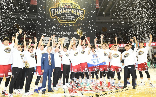 안양 KGC 선수단이 7일 안양실내체육관에서 열린 2022~2023 KBL 챔피언결정전 7차전에서 우승을 확정한 뒤 세리머니를 하고 있다. /사진=KBL 제공