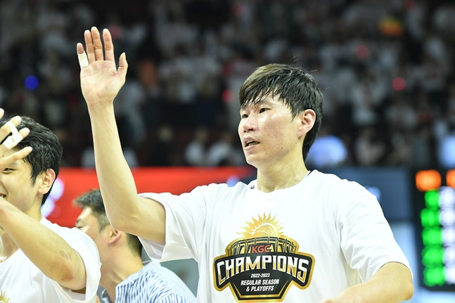 2022~2023 KBL 챔피언결정전 MVP에 오른 오세근. /사진=KBL 제공