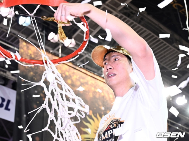KGC 양희종이 7일 안양실내체육관에서 열린 2022~2023 KBL 챔피언결정전 7차전에서 우승한 후 그물 커팅식을 하고 있다.