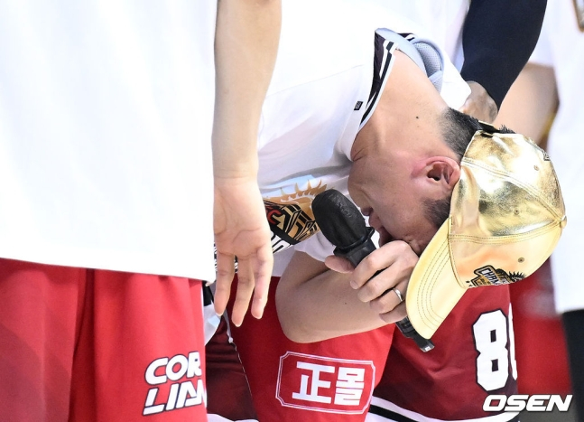 KGC 양희종이 7일 안양실내체육관에서 열린 2022~2023 KBL 챔피언결정전 7차전에서 우승을 확정한 후 눈물을 흘리고 있다.
