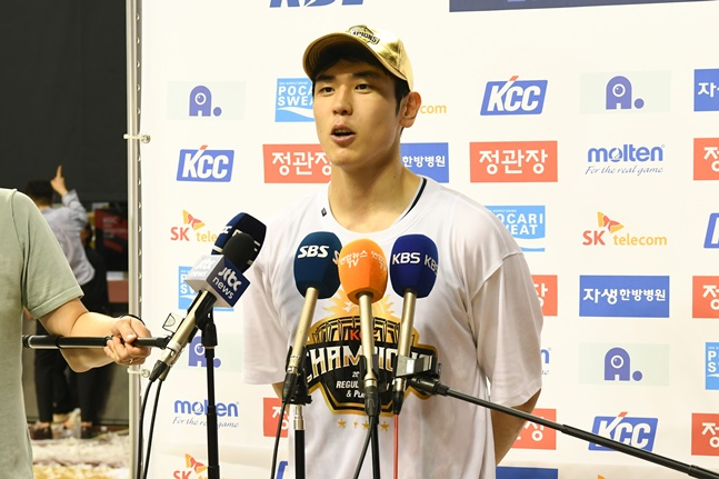 KGC 변준형이 7일 안양실내체육관에서 열린 2022~2023 KBL 챔피언결정전 7차전 종료 후 취재진과 인터뷰를 하고 있다. /사진=KBL 제공