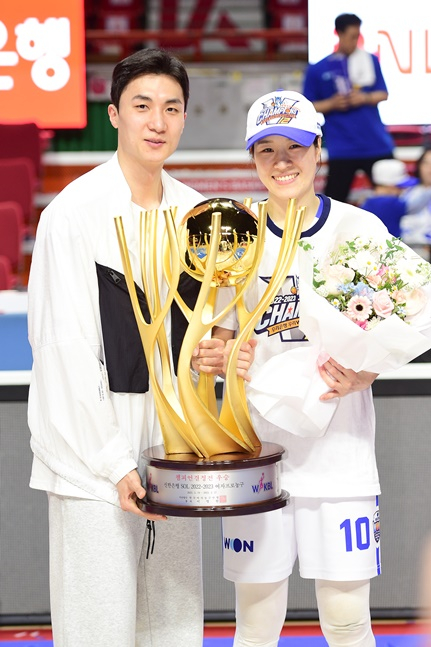 배병준(왼쪽)-고아라 부부가 2022~2023 WKBL 챔피언결정전 3차전에서 우리은행이 우승한 후 트로피 앞에서 포즈를 취하고 있다. /사진=WKBL 제공