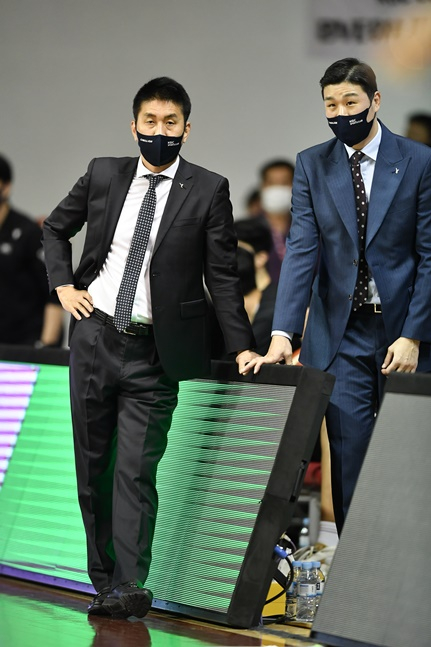 KGC 김상식 감독(왼쪽)과 조성민 코치. /사진=KBL 제공