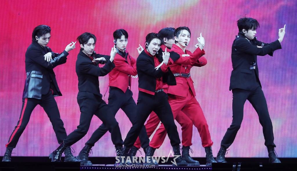 그룹 펜타곤이 지난 13일 오후 일본 나고야 니혼가이시홀에서 열린 스타뉴스-미디어보이 주최 '2022 Asia Artist Awards IN JAPAN'(2022 아시아 아티스트 어워즈, 이하 2022 AAA)에서 멋진 무대를 선보이고 있다. 펜타곤은 이날 AAA 베스트 초이스상을 수상했다. 스타뉴스와 미디어보이가 주최하고 Asia Artist Awards 조직위원회와 더스타파트너, 컬쳐 엔터테인먼트가 공동 주관하는 글로벌 NO.1 시상식 '2022 AAA'는 올 한 해 동안 국내외에서 많은 사랑을 받은 가수, 배우들이 참석해 눈을 뗄 수 없는 화려한 글로벌 축제의 장을 펼쳤다. /2022.12.19 /사진=김창현 기자 chmt@