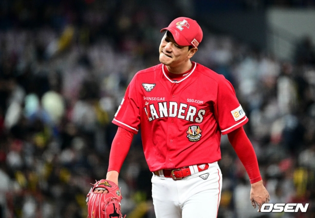 SSG 김광현이 9일 광주 KIA전에서 아쉬워하며 마운드를 내려오고 있다.