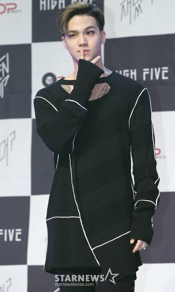 그룹 틴탑 캡이 10일 오후 서울 서울 강북구 성신여자대학교 운정그린캠퍼스 대강당에서 진행된 정규 2집 '하이 파이브' 쇼케이스에서 포즈를 취하고 있다. '하이 파이브'는 타이틀 곡 '재밌어?'를 비롯해 총 11곡이 수록됐다. /사진=김창현 기자 chmt@