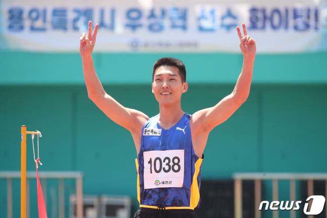 높이뛰기 우상혁이 9일 KBS배 전국육상경기대회 남자 대학·일반부 높이뛰기에 출전해 우승을 확정한 뒤 양손으로 브이를 그리고 있다. /사진=뉴스1