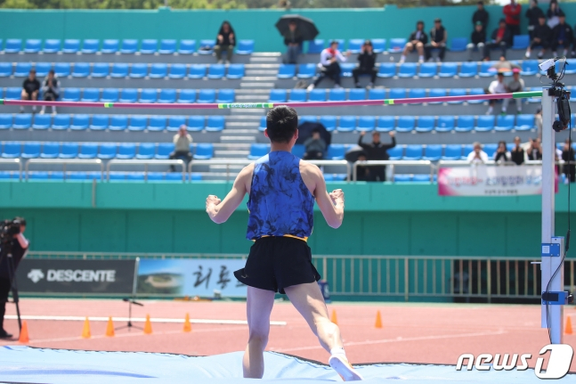 이례적으로 많은 팬이 모인 가운데 2m32를 뛰어넘은 우상혁이 포효하고 있다. /사진=뉴스1