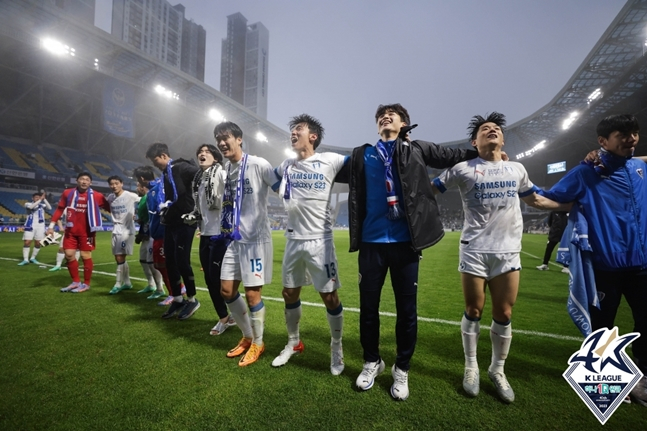 수원 삼성 선수들이 지난 5일 열린 인천 유나이티드 전에서 승리 후 기뻐하고 있다. /사진=한국프로축구연맹