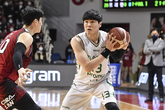 플레이에 집중하는 윤호영(오른쪽). /사진=KBL 제공