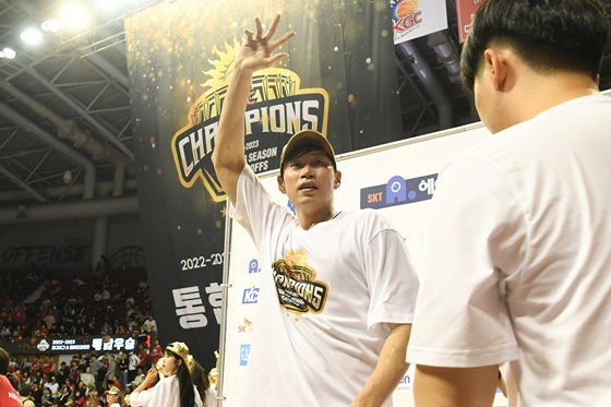 올 시즌 통합우승을 차지한 안양 KGC인삼공사. 가운데는 팀 에이스 오세근. /사진=KBL 제공