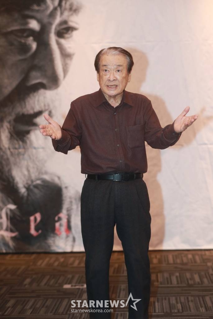 배우 이순재가 10일 오후 서울 마포구 SNU장학빌딩에서 진행된 연극 '리어왕' 연습실 공개 행사에서 시연하고 있다. 이순재의 연극 '리어왕'은 6월 1일부터 18일까지 LG 아트센터 서울에서 공연된다. /2023.05.10 /사진=이동훈 기자 photoguy@