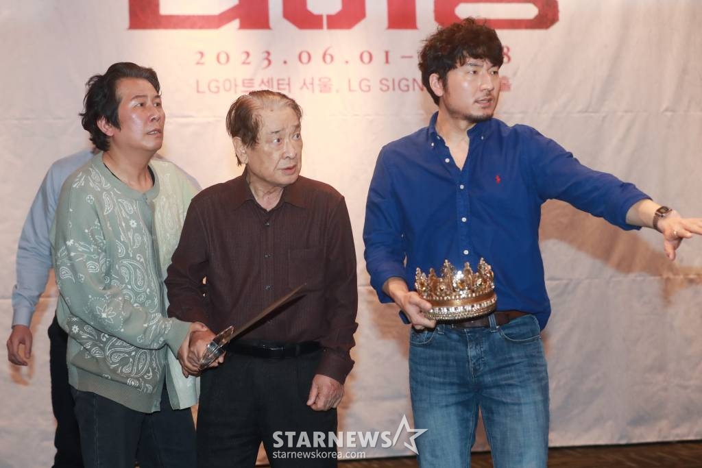 배우 이순재, 임대일, 염인섭이 10일 오후 서울 마포구 SNU장학빌딩에서 진행된 연극 '리어왕' 연습실 공개 행사에서 시연하고 있다. 이순재의 연극 '리어왕'은 6월 1일부터 18일까지 LG 아트센터 서울에서 공연된다. /2023.05.10 /사진=이동훈 기자 photoguy@