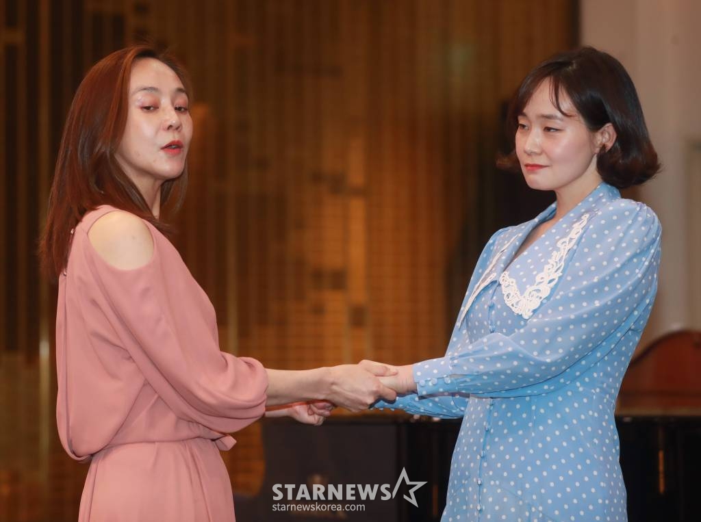 배우 권민중, 서송희가 10일 오후 서울 마포구 SNU장학빌딩에서 진행된 연극 '리어왕' 연습실 공개 행사에서 시연하고 있다. 이순재의 연극 '리어왕'은 6월 1일부터 18일까지 LG 아트센터 서울에서 공연된다. /2023.05.10 /사진=이동훈 기자 photoguy@